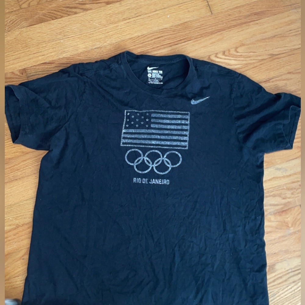 USA Nike shirt , the shirt is black. Good condition. Extra large is the size.